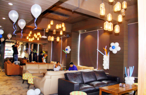 معاشیانہ: ہمارے پاس کم ہے مگر ہم جیتے زیادہ ہیں : نئی نسل اور’تجرباتی معیشت‘