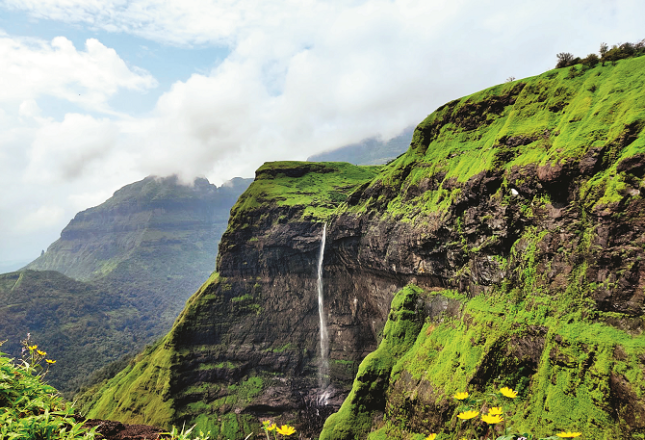 The view of the Ajobagad mountain from a distance looks picturesque. Photo: INN