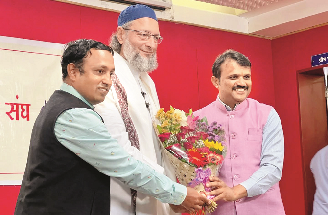 Asaduddin Owaisi being welcomed by workers in Kolhapur. Photo: INN