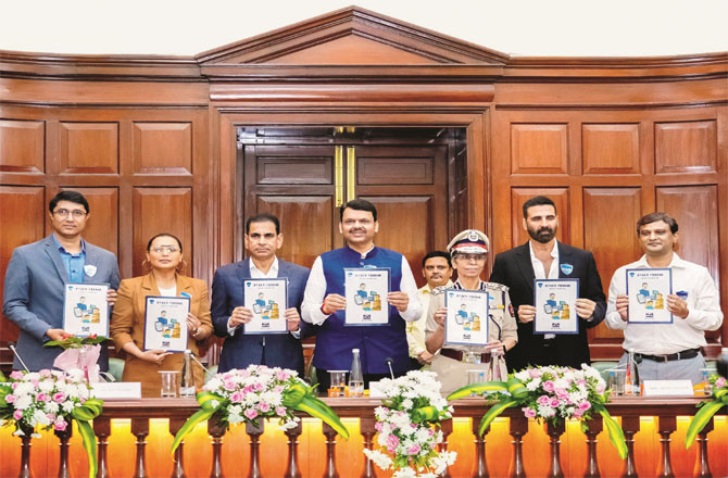 A comic book for children, `Cyber ​​Awareness Month`, was released on the occasion. Chief Minister Devendra Fadnavis, actress Rani Mukherjee, actor Akshay Kumar and senior police officers are seen on the occasion. (Photo: PTI)