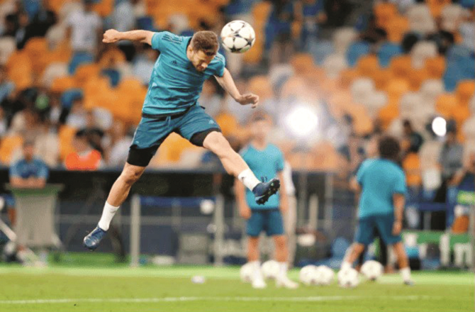 On the football field, players use their heads a lot to hit the ball. Photo: INN