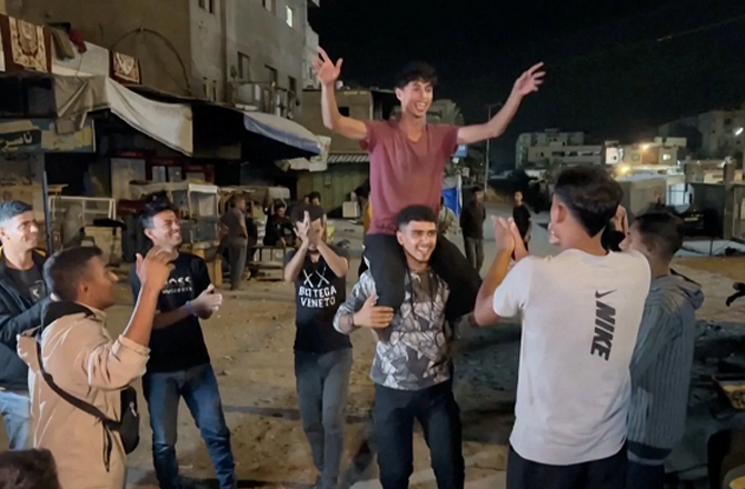 Some young people celebrate after the announcement of the Gaza ceasefire. Photo: INN