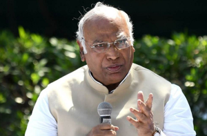 کانگریس کے صدر ملکا ارجن کھرگےکا آر ایس ایس پر پابندی کا مطالبہ