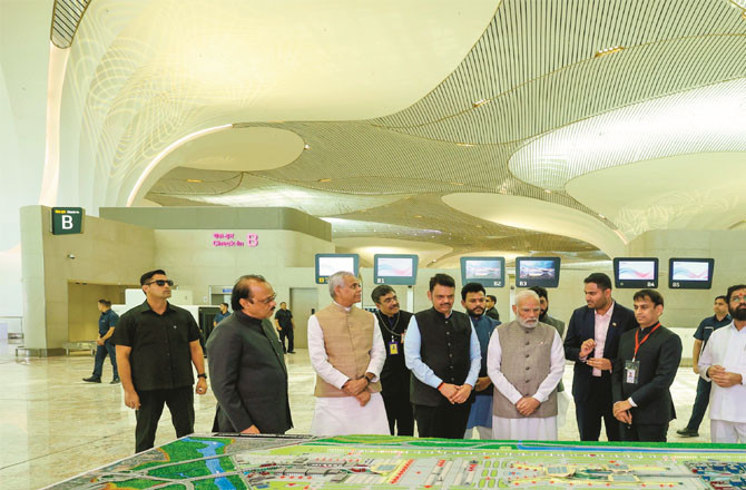 Prime Minister Modi, Governor Devendra Fadnavis, Chief Minister Farnborough, Deputy Chief Ministers Ajit Pawar and Eknath Shinde inspect the model of the airport after the inauguration. Union Minister Ram Mohan Naidu can also be seen with him. (PTI)