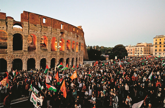 Pro-Palestinian protesters protest against Israel near the world-famous Colosseum in Italy. (Photo: Agency)