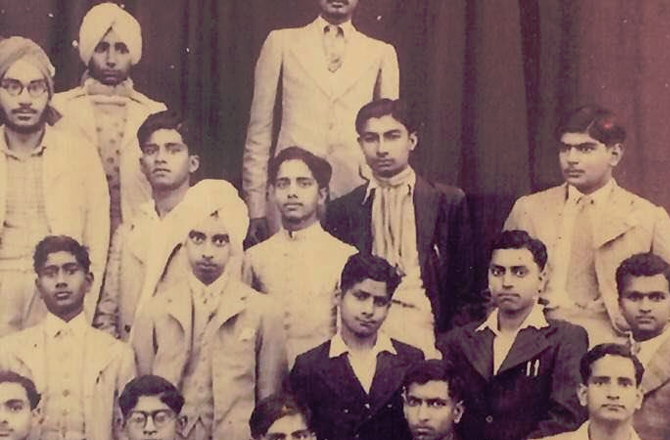 <p>ساحر لدھیانوی کا حقیقی نام عبدالحئی تھا۔ ان کی زندگی کافی جدوجہد میں گزری۔ ۱۹۳۷ء میں میٹرک پاس کرنے کے بعد انہوں نے مزید تعلیم کیلئے گورنمنٹ کالج، لدھیانہ میں داخلہ لیا تھا۔ تاہم، کچھ عرصے بعد کالج سے نکال دیئے گئے۔ </p>