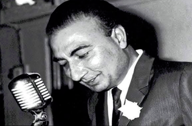 <p>بامبے (ممبئی)میں انہوں نے شاعری ہی کو اپنا اوڑھنا بچھونا بنا لیا۔ ساحر لدھیانوی بیک وقت ترقی پسند، نوجوانوں کے دلوں کی دھڑکن اور فلمی شاعر تھے۔ انہوں نے فلمی نغموں میں بھی اپنی فکر، تخیل اور تصور سے کام لیا۔ </p>