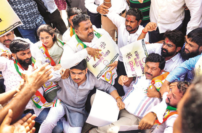 NCP (Sharad Pawar) leaders and workers are protesting in front of the Ministry of Home Affairs over the death of Dr. Sampada. (PTI) NCP (Sharad Pawar) leaders and workers are protesting in front of the Ministry of Home Affairs over the death of Dr. Sampada. (PTI)