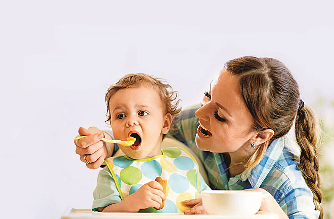 Experts recommend giving solid foods to babies over six months of age. Photo: INN