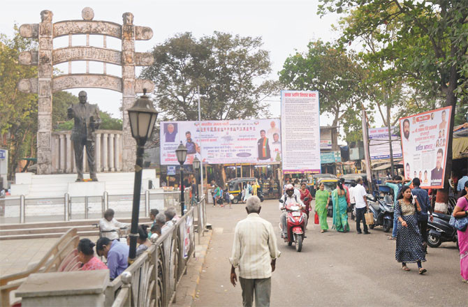 Action should be taken against those who illegally put up posters and banners. (File photo)
