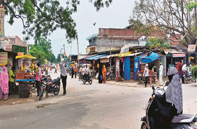 Theft incidents are under discussion at the Amriya Bazar intersection near Dhan Ghata police station.