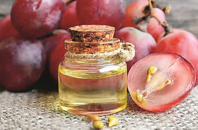Grapeseed Oil&nbsp;یہ کم کثافت والا تیل ہے اور جلد جذب ہونے کی صلاحیت بھی رکھتا ہے۔ اس تیل میں لینولینک ایسڈ اور ریزویراٹرول ہوتے ہیں۔ یہ تیل کیل مہاسے والی اور آئلی اسکن کے لئے بہترین ثابت ہوسکتا ہے۔ میک اَپ لگانے سے قبل اس کے ایک یا ۲؍ قطرے لگائیں۔