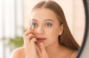 بارش کے موسم میں کانٹیکٹ لینس لگاتے وقت اِن پانچ باتوں کا خیال رکھئے