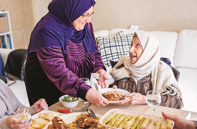 An old mother wants love and attention from her children. Photo: INN