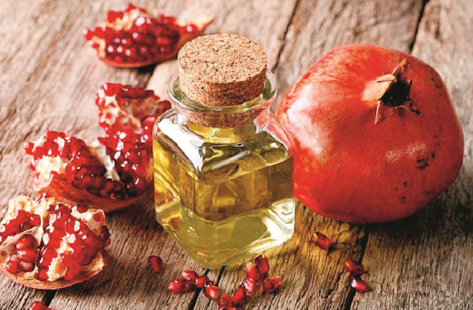 Pomegranate Seed Oil&nbsp;اس تیل میں پونیسک ایسڈ ہوتا ہے جو کمیاب ہوتا ہے۔ ساتھ ہی یہ تیل اومیگا فائیو فیٹی ایسڈ کا بہترین ذریعہ ہے۔ یہ جلد پر ہونے والی کھجلی سے بچاتا ہے۔ یہ ڈرائی اسکن کیلئے موزوں ہے۔