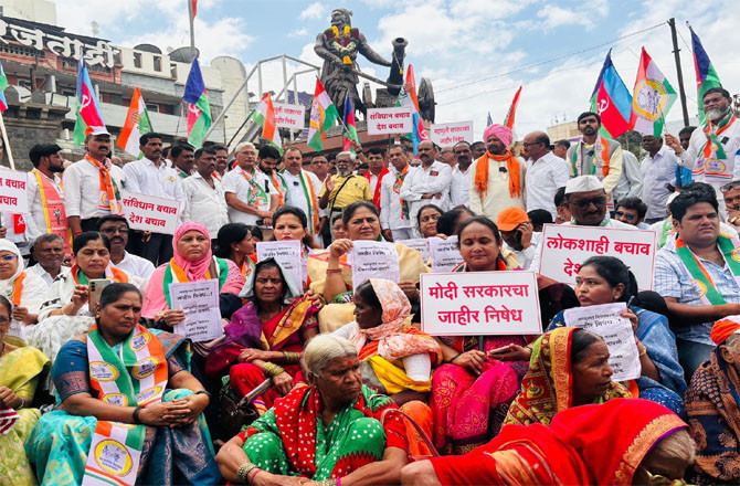 Women also participated in the protest in large numbers.
