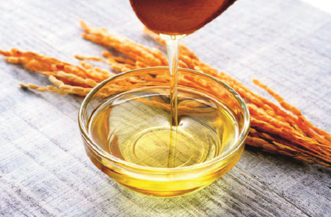 Rice bran oil&nbsp;انتہائی کم کثافت والا تیل ہے۔ اسکن میں بہت جلد جذب ہوتا ہے۔ اسے لگانے سے آپ کو &rsquo;سیمی میٹ فنیش&lsquo; لُک حاصل ہوتا ہے۔ جلد چمکتی نظر آتی ہے۔ ساتھ ہی یہ تیل جلد پر آلودگی کی وجہ سے ہونے والے منفی اثرات کا ازالہ بھی کرتا ہے۔