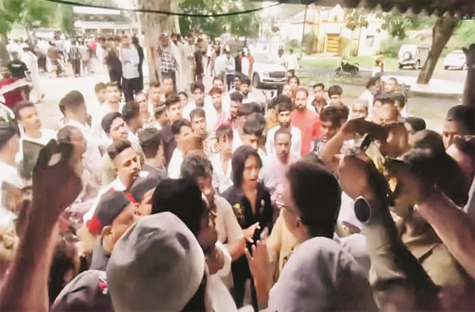 The atmosphere became tense as people from two sects came face to face.