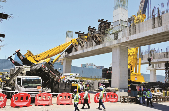 بی کے سی: کرین پلٹنے سے ٹریفک نظام درہم برہم