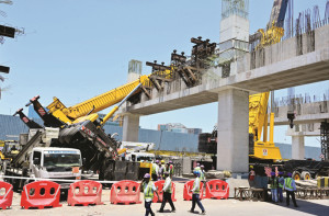 بی کے سی: کرین پلٹنے سے ٹریفک نظام درہم برہم