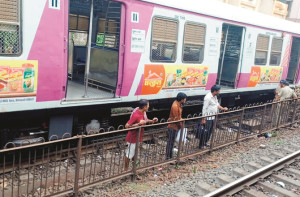 ڈومبیولی  ریلوےاسٹیشن پر لوکل ٹرین کا ڈبہ پٹری سے اترگیا