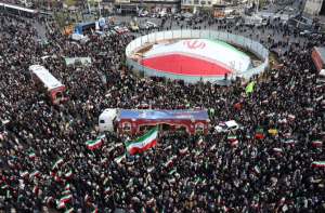 ہم آخری دم تک مزاحمت کریں گے: بحریہ کمانڈر تنگسیری کے جنازے میں ایرانیوں کا عہد