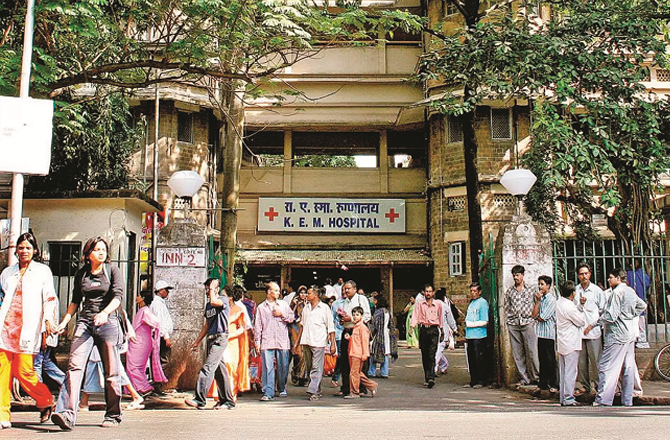 The entrance to the King Edward Memorial (KEM) Hospital in Parel. (File photo)
