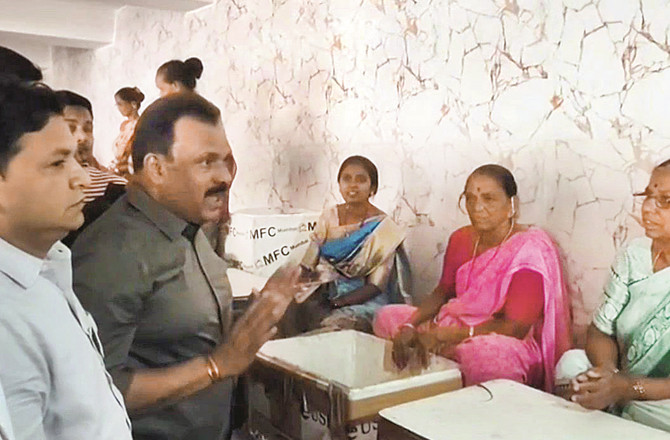 Mayor Narayan Chaudhary And MLA Mahesh Chogle Talking To Women Fish Vendors.Photo:INN