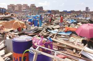 مانخورد : زبردست انہدامی کارروائی۔ سیکڑوں جھوپڑے توڑدیئے گئے  