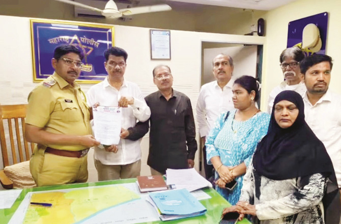 Members Of The Vanchit Bahujan Aghadi Delegation Giving A Memorandum To A Police Officer.Photo:INN