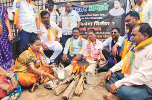 ونچت بہوجن اگھاڑی کے کارکنان چولہے پر روٹیاں بناتے ہوئے