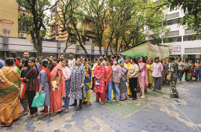 Queues of voters can be seen at a polling center in Kolkata for the second phase of polling. (Photo: PTI)