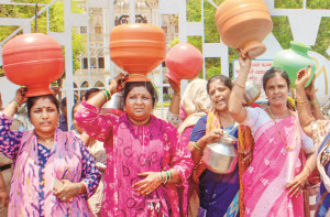 شولاپور میں خواتین کا ’ گاگر مورچہ‘