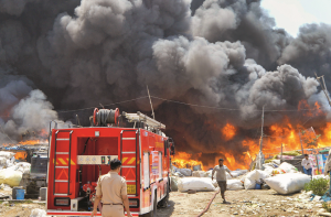 غازی آباد میں بھیانک حادثہ، آگ لگنے سے ۵۰۰؍ سے زائد جھگیاں خاکستر