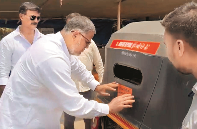 ڈومبیولی: ایم این ایس کی آٹو رکشا پر خصوصی اسٹیکر چسپاں کرنے کی مہم