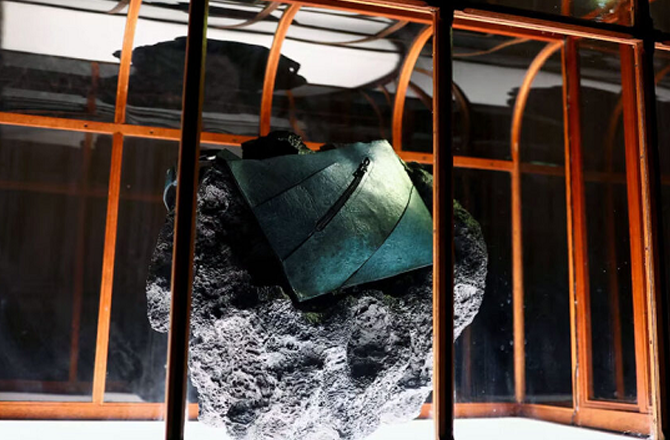 ٹی ریکس ڈائنوسار کےلیدر سے بنا پہلا ہینڈ بیگ ۵ ؍کروڑ روپے سے زائد میں نیلام ہوگا