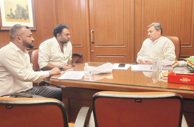 Advocate Rashid Sheikh and Shaf Momin talking to Maulana Azad Financial Corporation Chairman Mushtaq Antule.Photo:INN