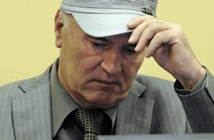 بوسنیا: مسلمانوں کی نسل کشی کے مجرم راٹکو ملاڈچ پر عمر قید کے دوران فالج کا حملہ