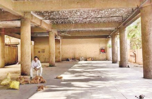 بائیکلہ ریلوے اسٹیشن کے قریب پارکنگ لاٹ بند کئے جانے سے مکین پریشان