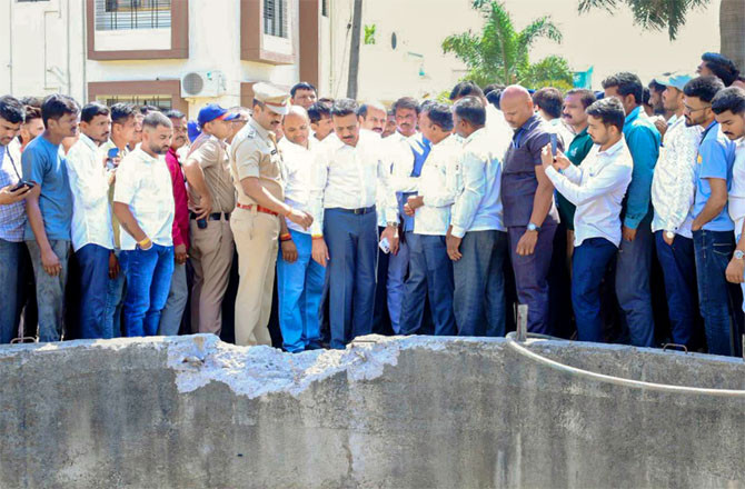 Minister Girish Mahajan inspected the scene