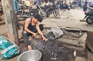 بھیونڈی: کوئلہ اور لکڑی مہنگی، کیروسین کی قلت سے خواتین پریشان