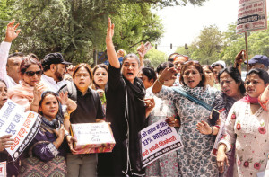 خواتین ریزرویشن پر کانگریس نے  بی جے پی کو گھیرا ، فوری  نفاذ کا مطالبہ