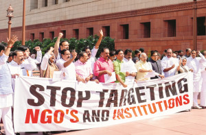 اپوزیشن کے شدید احتجاج کے بعد غیر ملکی عطیات بل موخر 