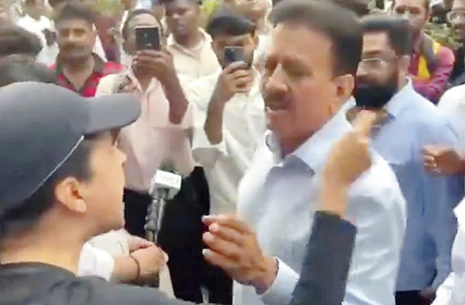  مظاہرہ کے دوران ریاستی  وزیر گریش مہاجن  پر خاتون سرعام برس پڑی 