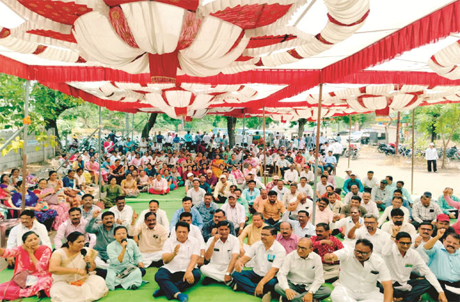 Government employees protest in Dhule