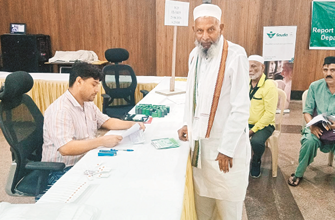 Hajj pilgrims are seen waiting. (Photo: Inquilab)