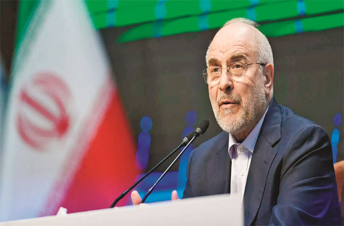  آبنائے ہرمز پرکسی بھی وقت ٹکراؤ کا خطرہ بڑھ گیا