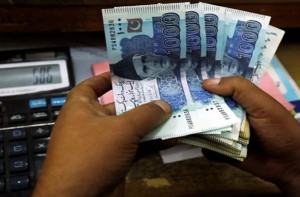 پاکستان میں مہنگائی ۷۴؍ ہفتوں کی بلند ترین سطح پر، ڈیزل کی قیمت دُگنی ہو گئی