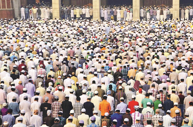 Friday actually provides an opportunity for self-accountability, intellectual renewal, and an awareness of one`s individual and collective responsibilities. If this opportunity is wasted in mere formal attendance, its meaning is also limited. Photo: INN