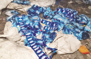 بھیونڈی: پولیس کے ذریعے ڈمپنگ گراؤنڈ میں دفن کیا گیا گٹکھا ملزمین نے نکال لیا